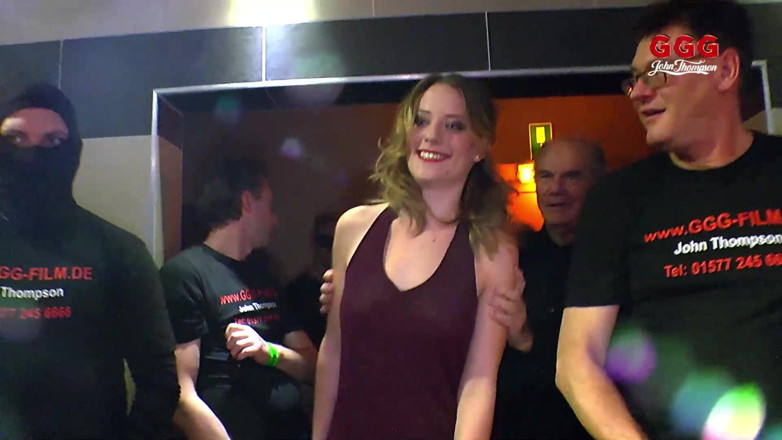 Gang Bang Germany: Devota puta gangbanged duro em orgia selvagem