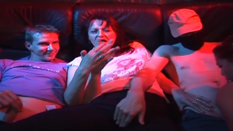 Family Fuckers: Ragazza bruna spalancata in un'orgia selvaggia di gangbang