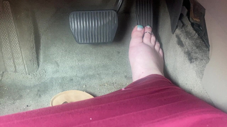 BellaBlast: Pompare cu pedală în sandale - de conducere cu un picior pe...