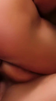 Omättlig skönhet Venus blir dubbel penetrerad och fylld med het sperma