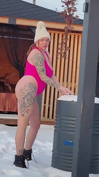 Échangistes. Deux couples mariés s’amusent dans la neige à poil dans la nature. Les femmes font pipi dans la neige et les hommes le lèchent