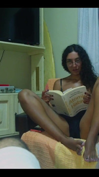 Sborra su tutta la faccia mentre leggo il mio libro