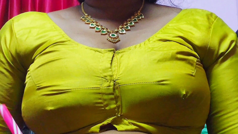 Desi Mohini: aanti ne apne premi ko apne stanon se bahkaaya
