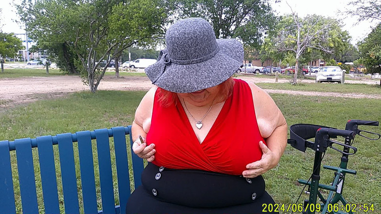 BBW nurse Vicki adventures with friends: Krankenschwester Vicki raucht im park auf einer bank, ganz angezogen