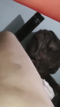 Sperma op de nylon zolen van een hete milf