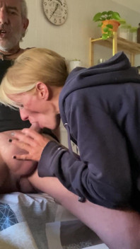 Une MILF se fait baiser sauvagement dans la cuisine