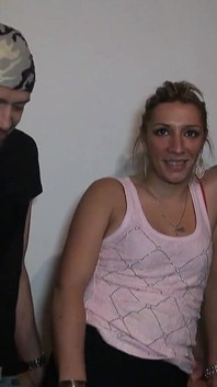 O curvă drăguță blondă dur penetrată și umplută cu spermă