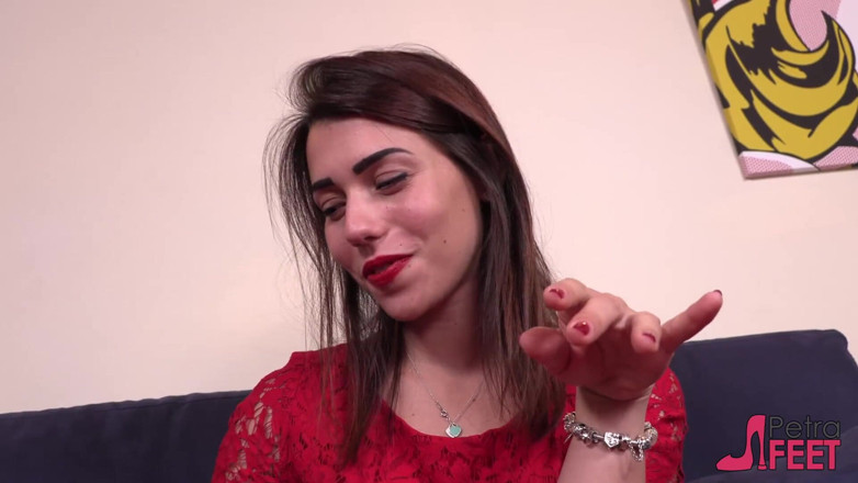Foot Fetish HD: Petra se quita los tacones altos y muestra los pies