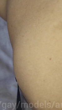 Un ragazzo carino ha mangiato lo sperma caldo di papà per la prima volta e ha strappato il suo bel culo con un grosso cazzo senza preservativo!