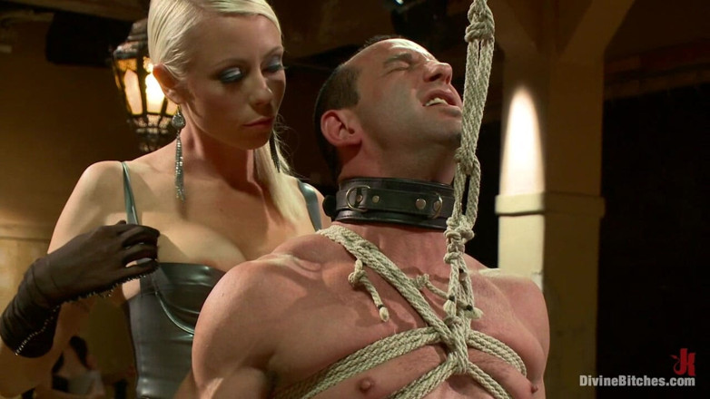 Divine Bitches by Kink: Live: umiliazione degli schiavi, degrado, mungitura della prostata con donne...