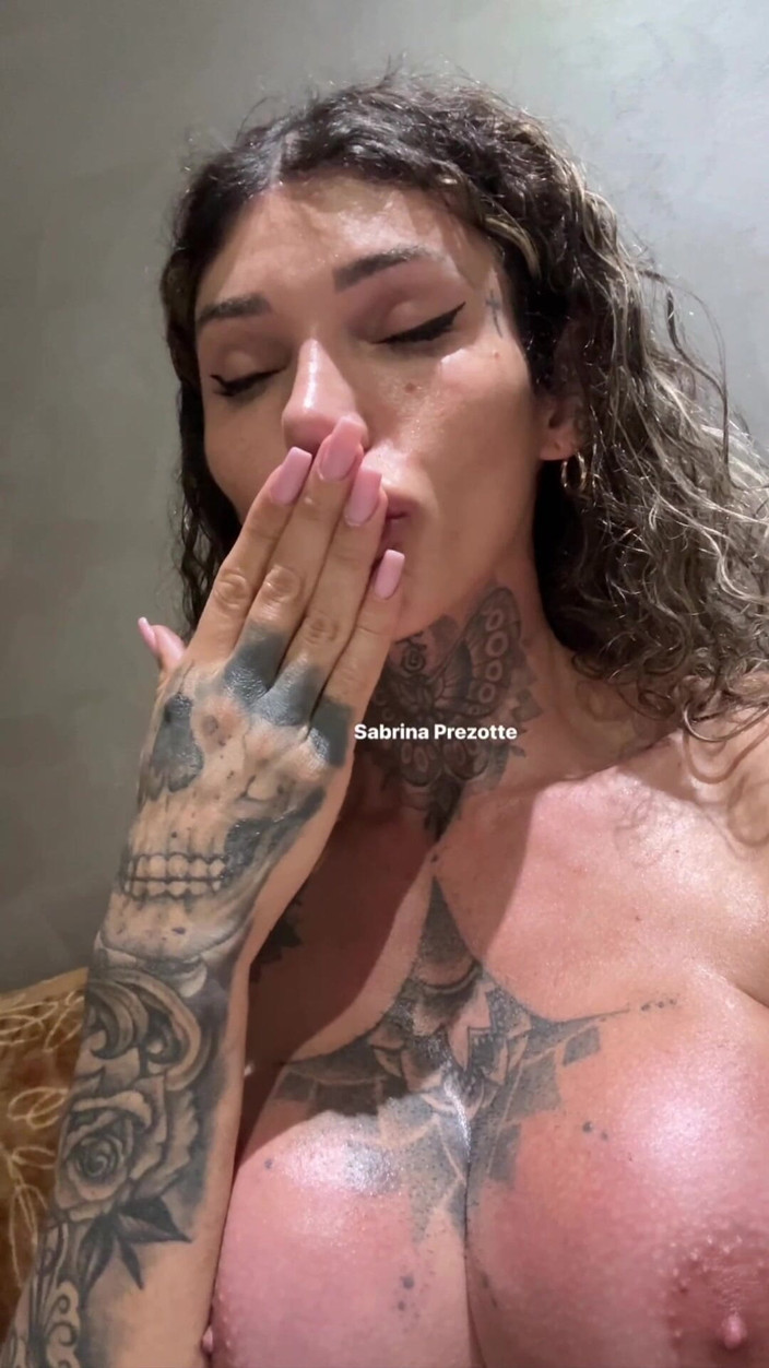 Prezottes_House: Čekání na sperma skončilo, Sabrina Prezotte stříká sperma, abys viděl.