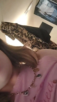 La ragazza trans con grandi labbra si strofina il cazzo