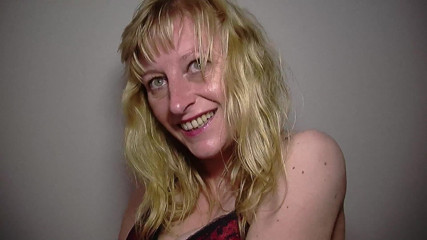 All Those Girlfriends: Blonda păroasă matură Susane M își atinge pizda