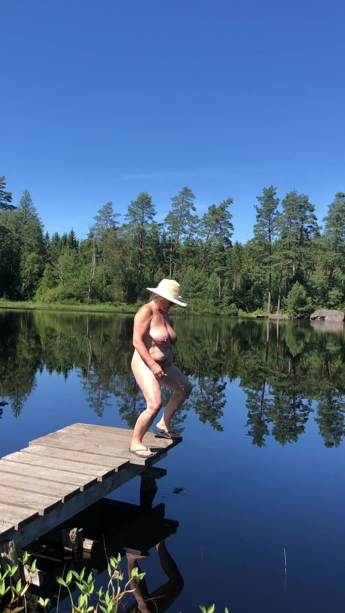 Hotwifekbh: Amatör hemmafilmad mogna stora tuttar fru pissar