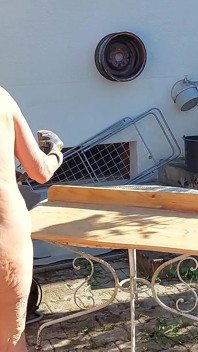 Mamie Travaille Nue Dans Son Jardin!
