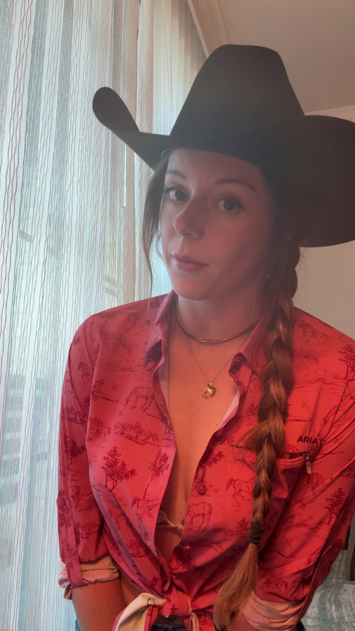Nadia Foxx: Sexy cowgirl geeft je een joi