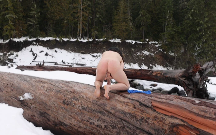 Cliff Media: Celé video - Příliš nadržená na to, aby byla zima: Vanessa...