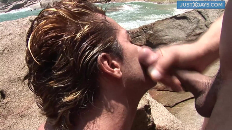 Just X Gays bareback: Profundo anal gay em pêlo fodendo na praia