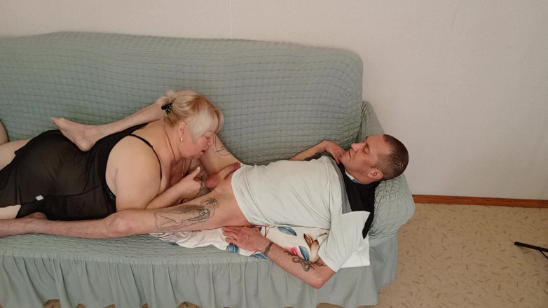 Zona901: Buurvrouw kneedt haar keel met een diepe pijpbeurt en slikt...