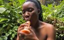 Rowena Royale: Testar min nya dildo i utomhusparken
