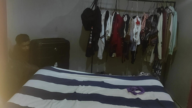 WhysMom: Soyunmasını görmek için odasına girerken, o büyük göt ve göğüslerin...