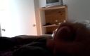 Caressonnous: Me masturbo en mi cama king