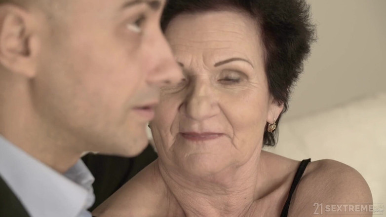 21 Sextreme: 21 Sextreme - Hot Granny Is Giving This Cock a Good...