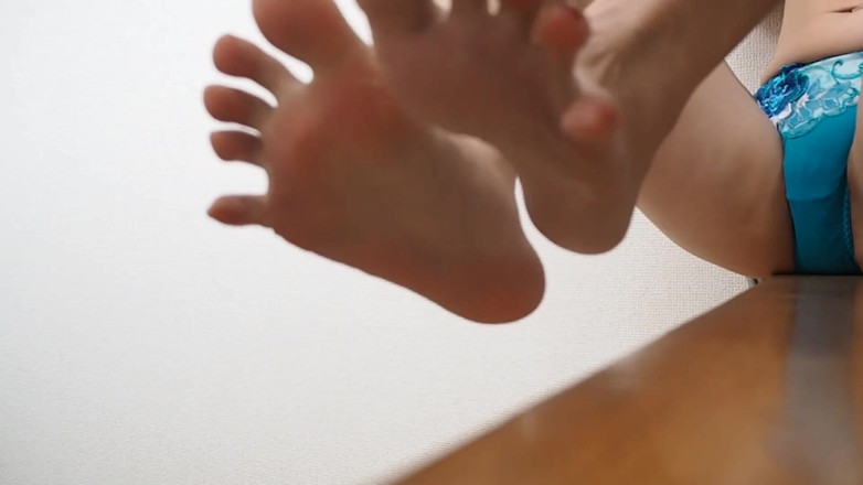 Mayumi Kanzaki: Kaki wanita dewasa dengan bau masam