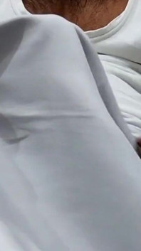 Porno de branlette en satin et soie - costume blanc en satin et soie sur une bite (86)