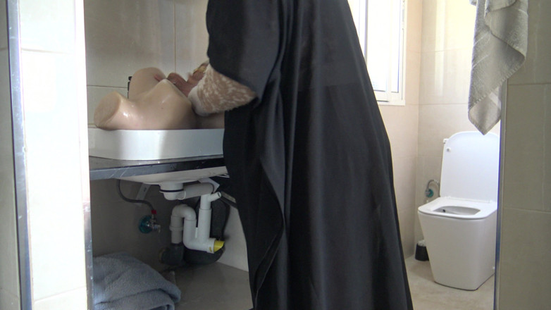 Souzan Halabi: Lesbische arabische milf im hijabi wäscht die enge muschi ihrer...
