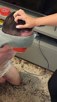 Un beau-fils se fait détruire par la domination des pieds et le ballbusting par des baby-sitters