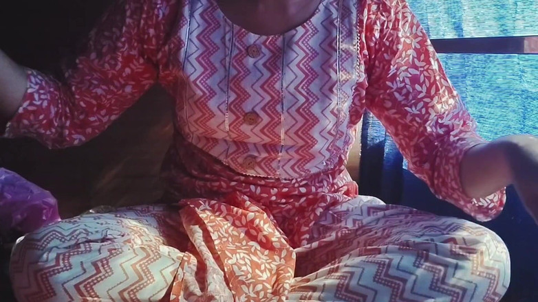 Khushboobhabi: Ik stopte mijn vinger in Bhabhi's kont in de bus