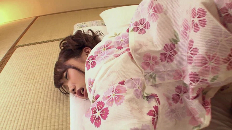 JapaneseAmateur: Sexy girl bounces on a massive cock to cumshot after...