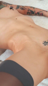 Ničení kundičky sexmachine plus belly bulge
