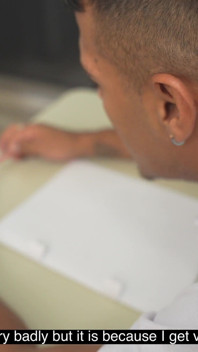 Insegnante sexy seduce il suo studente con le sue grandi tette per scoparlo in classe