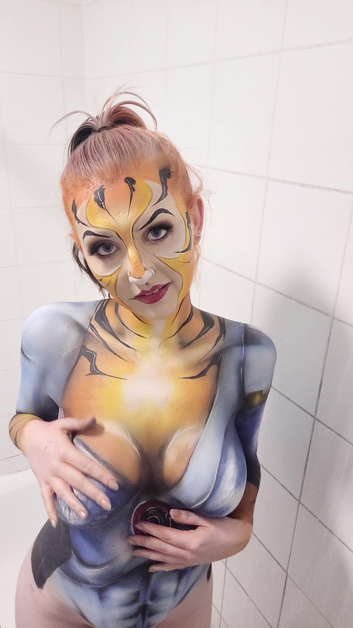 Em Yang: Thundercats Tygra odstranění barvy na tělo ve sprše