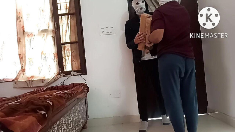 Desi__Panda: Прямолинейный курьер трахает меня хардкорно - секс дези