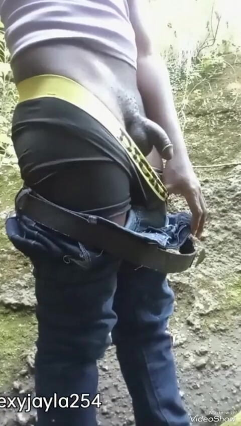 Sexyjayla254: Eu quase fui pego se masturbando fora então eu fui...