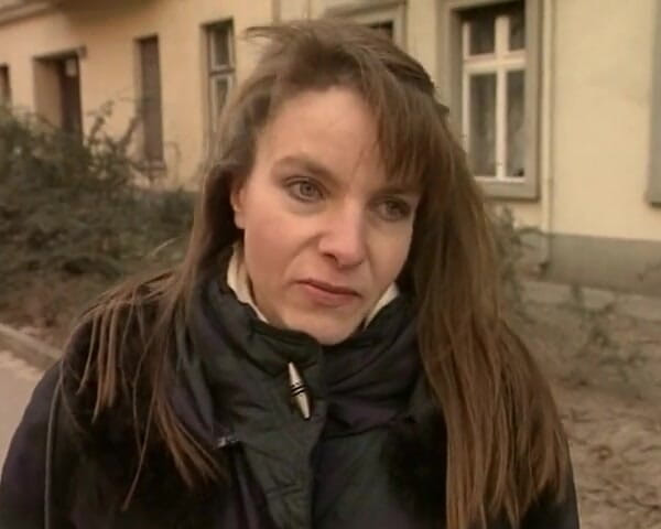 YOUR FIRST PORN: Nicole masuje swoją owłosioną cipkę