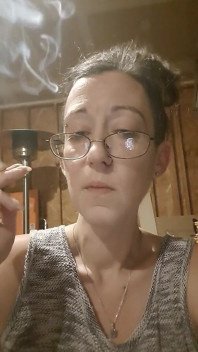 Megera gostosa fumando