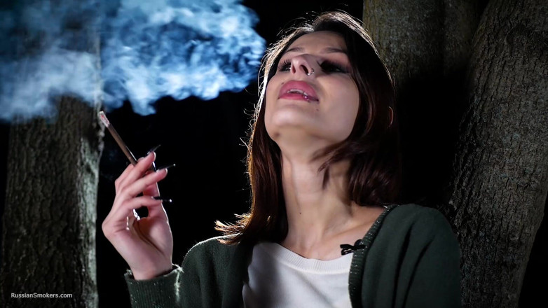 Russian Smokers: Gadis manis rusia merokok siang hari di luar ruangan