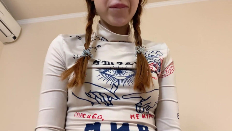 Petite Princesses Femdom: Hravá pigtailed dívka v legínách - kontrola v krku a plivání...