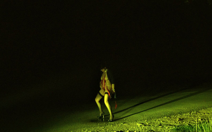 Toilet Mommy: Meando al aire libre puta