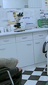 Pizda Kara se pișă și se fute în cabinetul doctorului