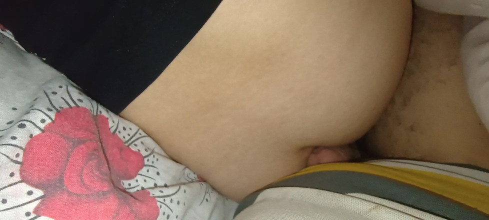 AncaLuxe: Yorulduğumda, üvey babam sikini içime sokuyor, sırt tenini ve beni sikiyor...