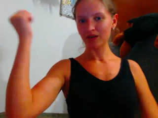 AnnaNotIdealAngel: Biceps Fetish) ukazuji své silné bicepsy napumpované ve sportech s...