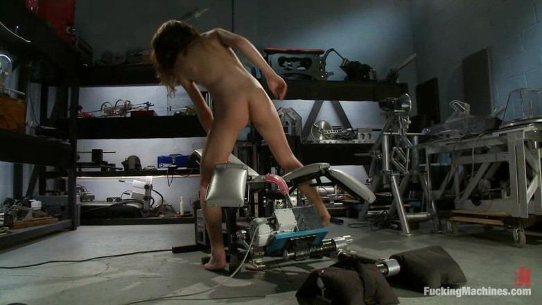 Fucking Machines by Kink: Amatör kız Friday Ivy Brook