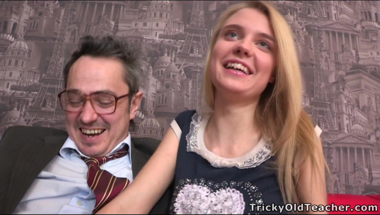 Tricky Old Teacher: Estudiante rubia caliente chupa a una profesora mayor sexy y...
