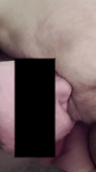 La moglie gelosa ha fatto trapelare il video casalingo del marito in cui scopa nella bocca di uno studente. Mangiare sperma