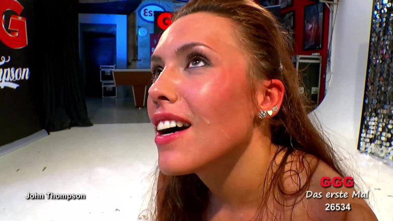 German Hardcore Gangbang: जिज्ञासु सुनहरे बालों वाली तुरंत वीर्य से भर जाती है